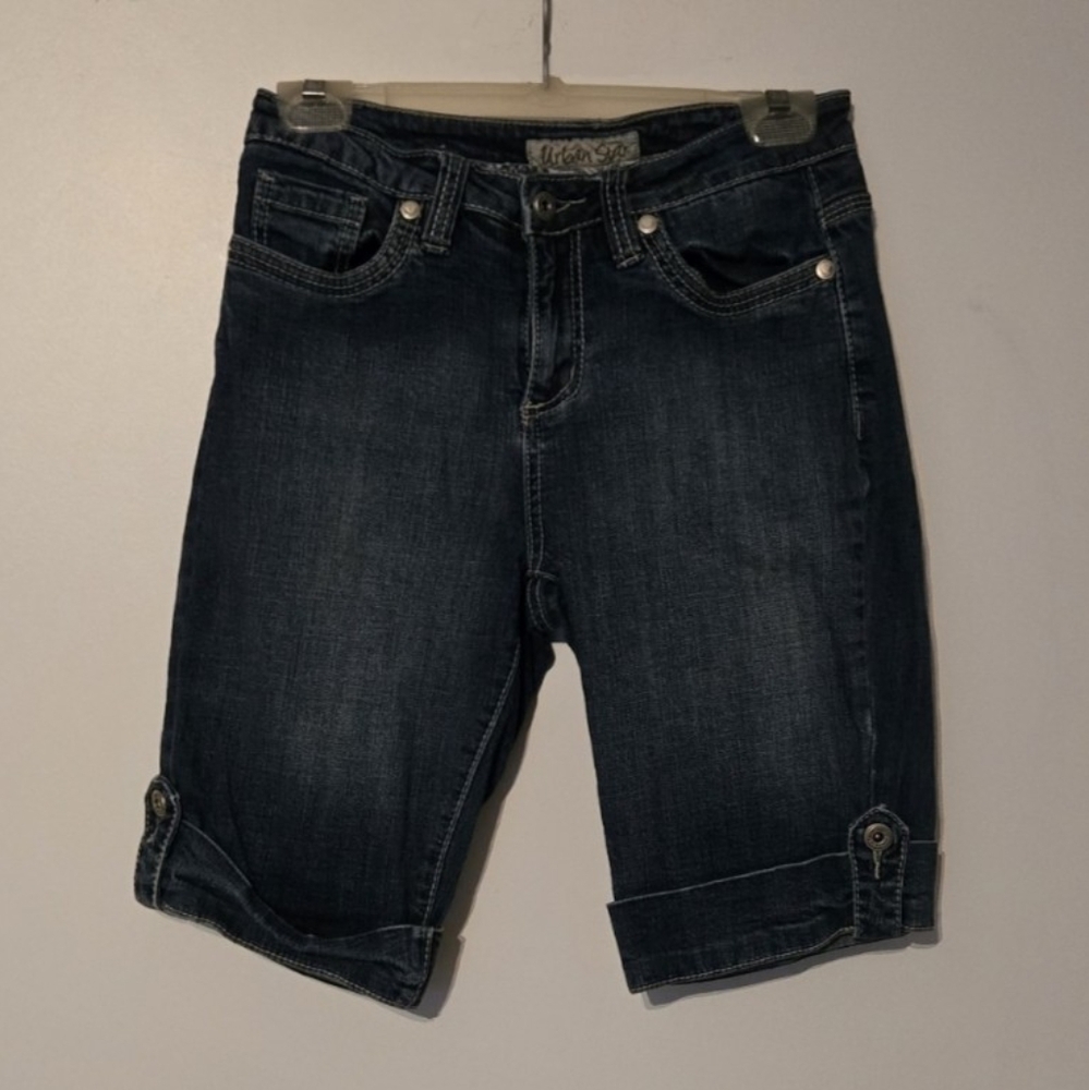 URBAN STAR mid-rise Jean Shorts; Rolled Cuff; Sz 4; Med Blue; Embroidered Pocket